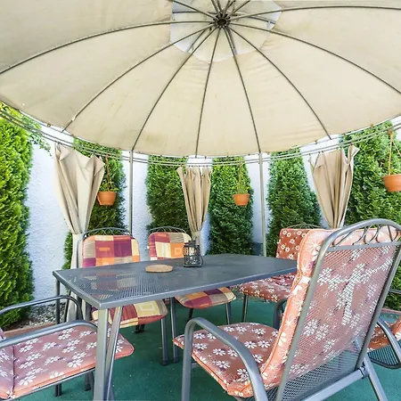 Almafa Apartmanhaz إغير