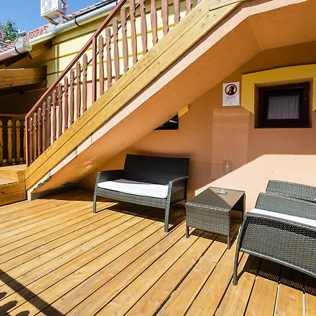 Almafa Apartmanhaz إغير