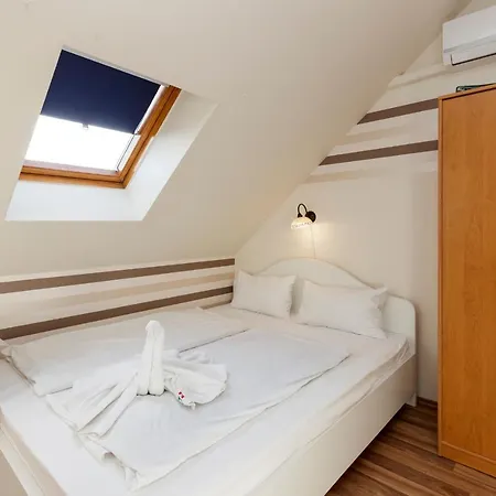 Almafa Apartmanhaz * إغير