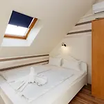 Almafa Apartmanhaz * Eger