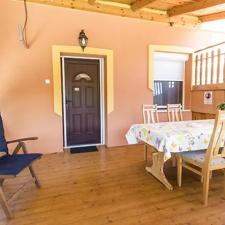 Almafa Apartmanhaz דירה אגר